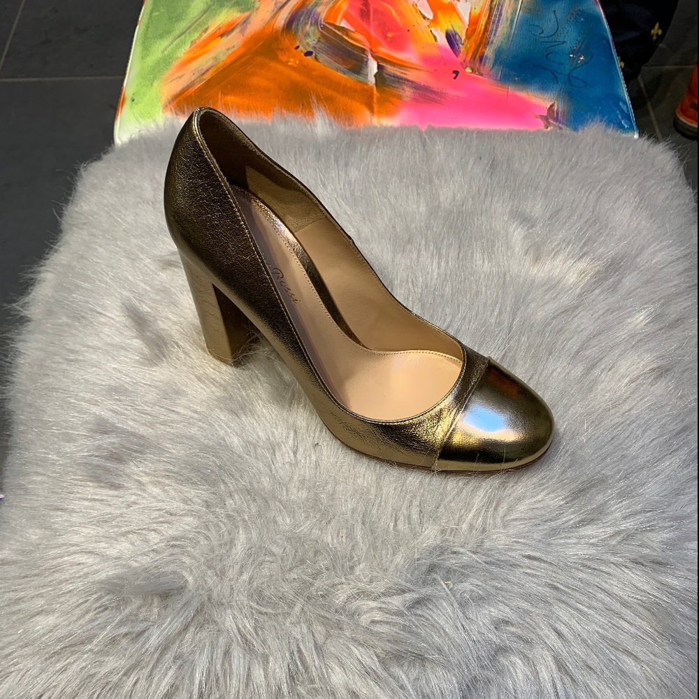 Gianvito Rossi Gold Leather Pumps